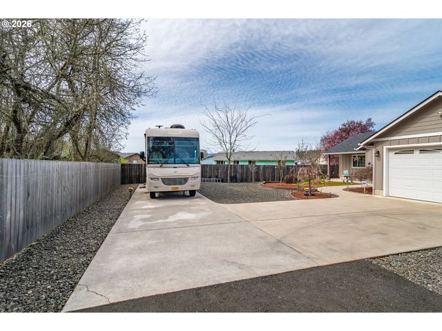 483 S STATE St, Sutherlin, OR 97479