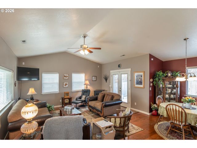 483 S STATE St, Sutherlin, OR 97479