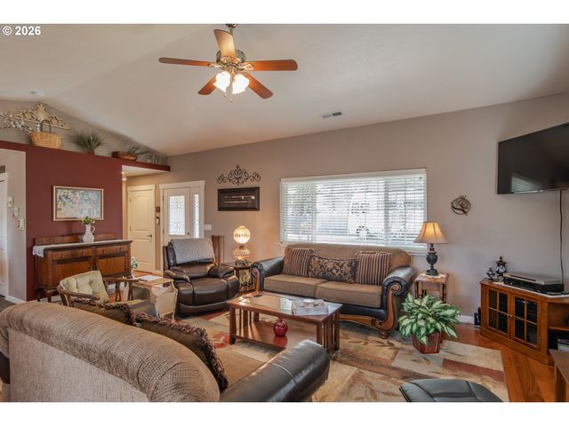 483 S STATE St, Sutherlin, OR 97479