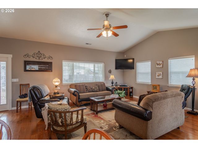 483 S STATE St, Sutherlin, OR 97479