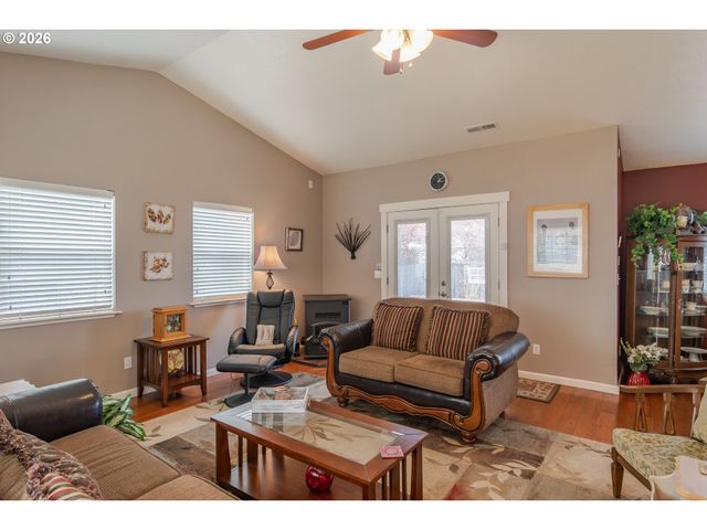 483 S STATE St, Sutherlin, OR 97479