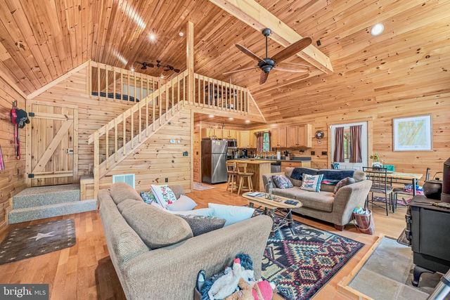 250 FLAT RIDGE RD, Great Cacapon, WV 25422