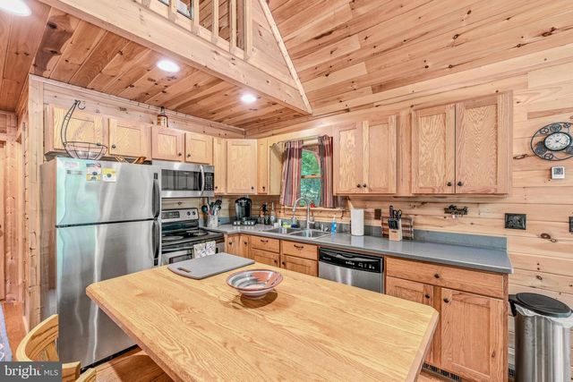 250 FLAT RIDGE RD, Great Cacapon, WV 25422