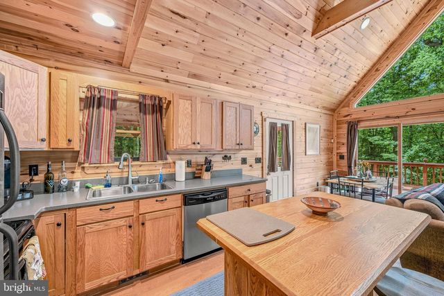 250 FLAT RIDGE RD, Great Cacapon, WV 25422