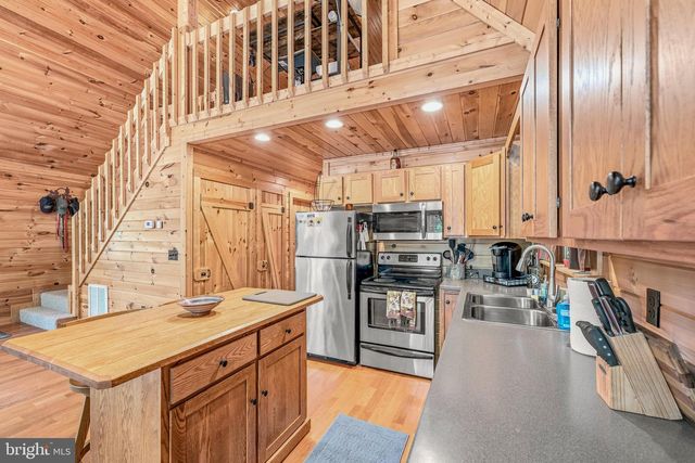 250 FLAT RIDGE RD, Great Cacapon, WV 25422