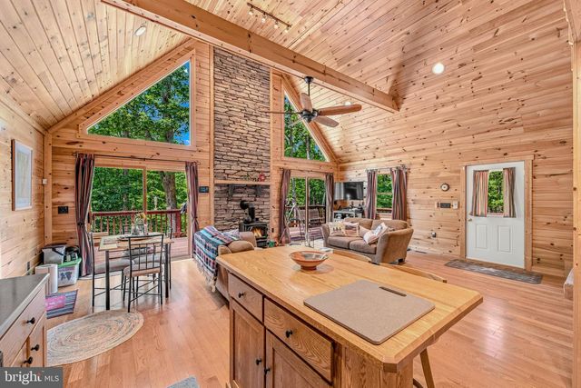250 FLAT RIDGE RD, Great Cacapon, WV 25422