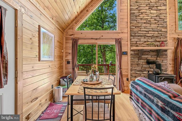 250 FLAT RIDGE RD, Great Cacapon, WV 25422