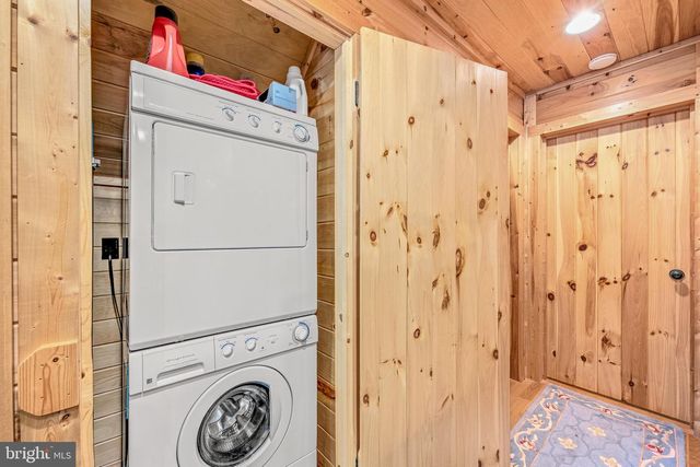 250 FLAT RIDGE RD, Great Cacapon, WV 25422