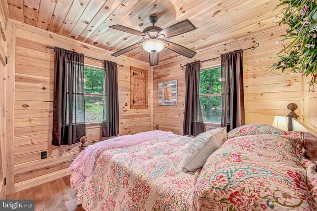 250 FLAT RIDGE RD, Great Cacapon, WV 25422
