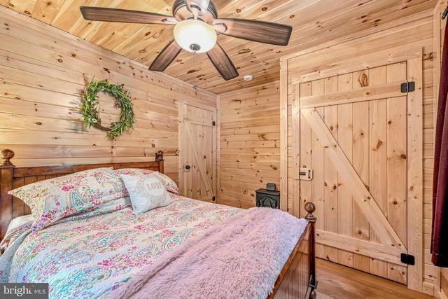 250 FLAT RIDGE RD, Great Cacapon, WV 25422