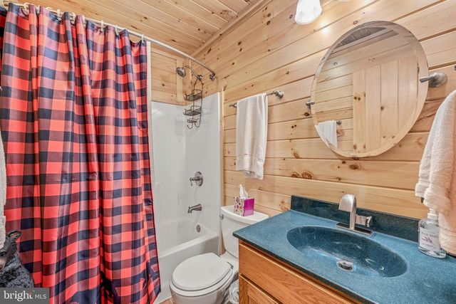 250 FLAT RIDGE RD, Great Cacapon, WV 25422