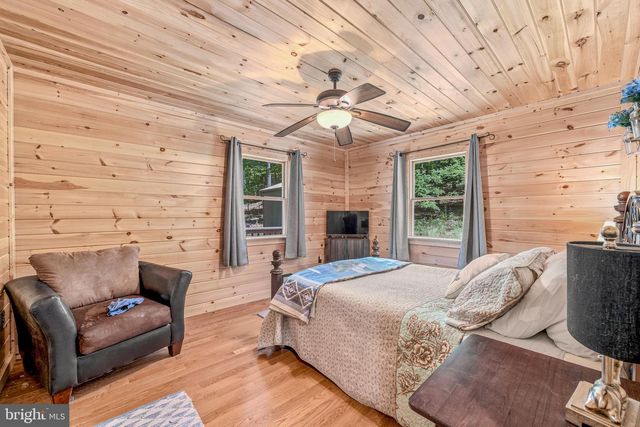 250 FLAT RIDGE RD, Great Cacapon, WV 25422
