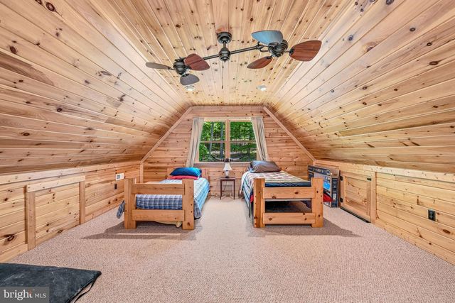 250 FLAT RIDGE RD, Great Cacapon, WV 25422