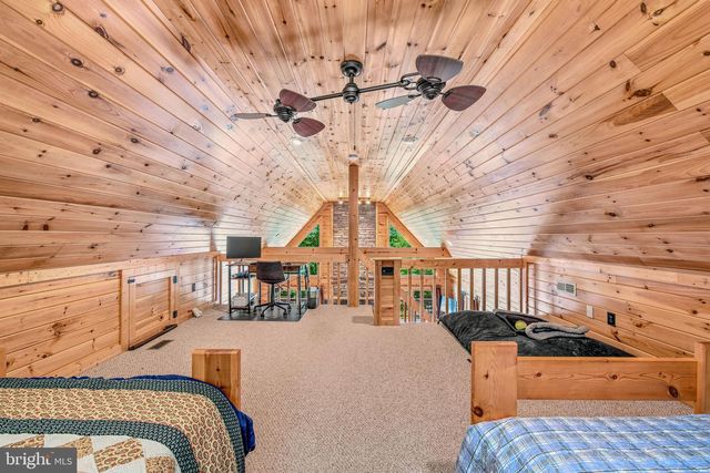 250 FLAT RIDGE RD, Great Cacapon, WV 25422
