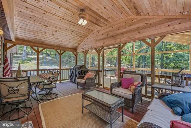 250 FLAT RIDGE RD, Great Cacapon, WV 25422