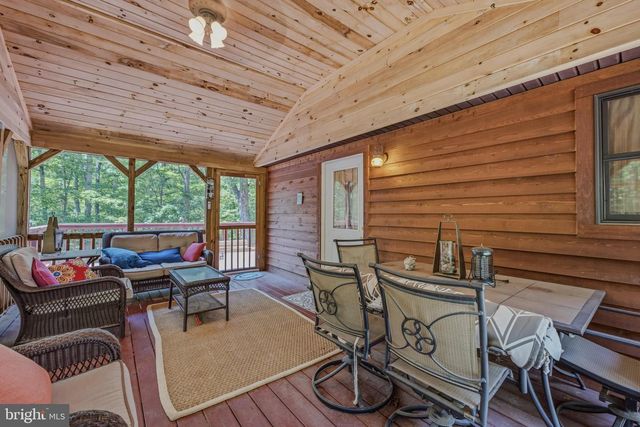 250 FLAT RIDGE RD, Great Cacapon, WV 25422