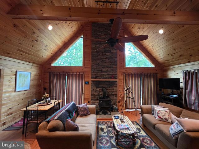250 FLAT RIDGE RD, Great Cacapon, WV 25422