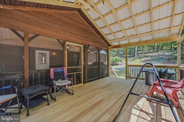 250 FLAT RIDGE RD, Great Cacapon, WV 25422