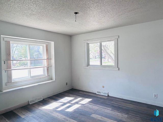 2404 S Holt Ave Avenue, Sioux Falls, SD 57103
