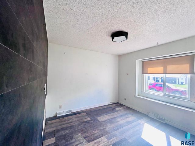 2404 S Holt Ave Avenue, Sioux Falls, SD 57103