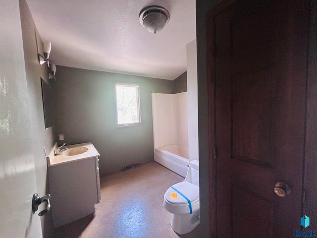 2404 S Holt Ave Avenue, Sioux Falls, SD 57103