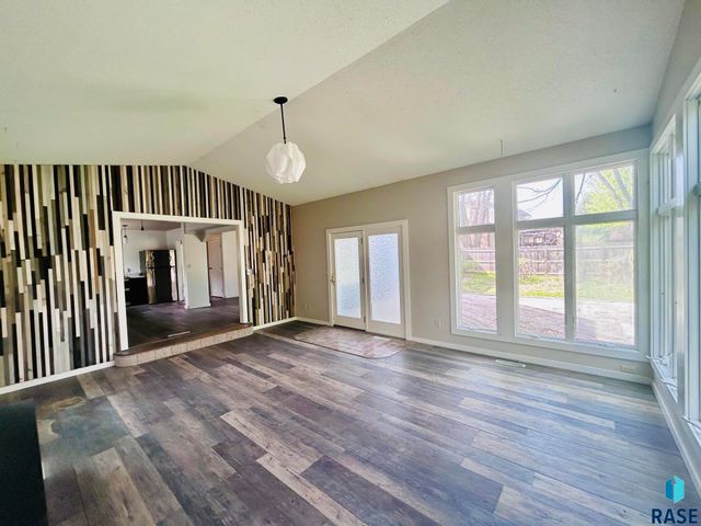 2404 S Holt Ave Avenue, Sioux Falls, SD 57103