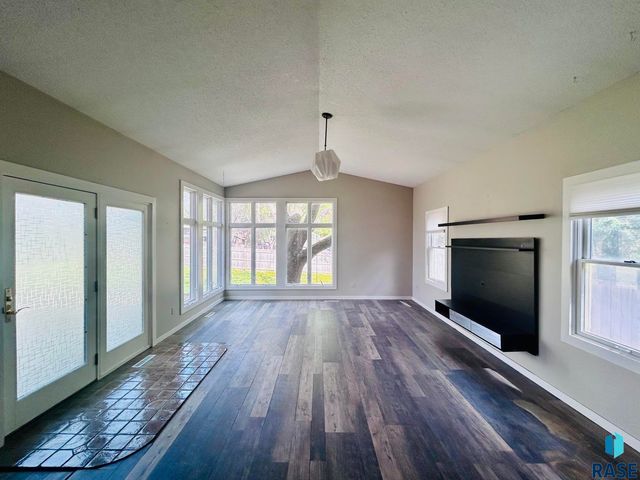 2404 S Holt Ave Avenue, Sioux Falls, SD 57103