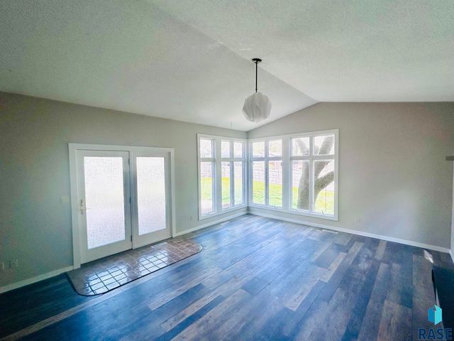 2404 S Holt Ave Avenue, Sioux Falls, SD 57103