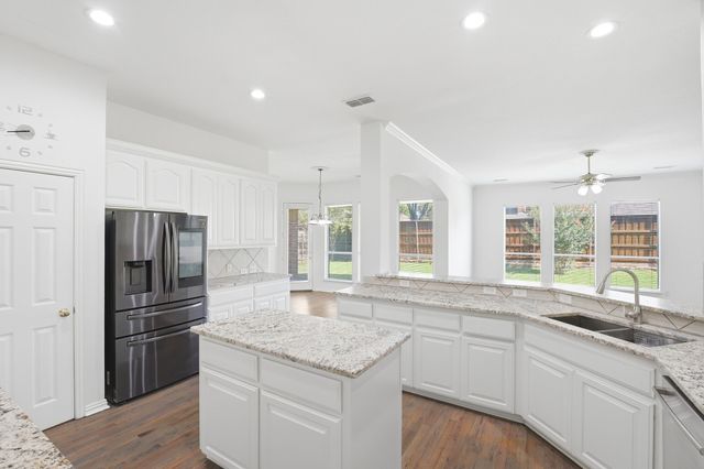 205 Creekside Drive, Murphy, TX 75094