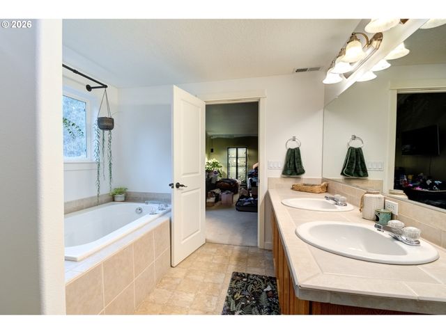 37720 HAMILTON RIDGE Dr, Sandy, OR 97055