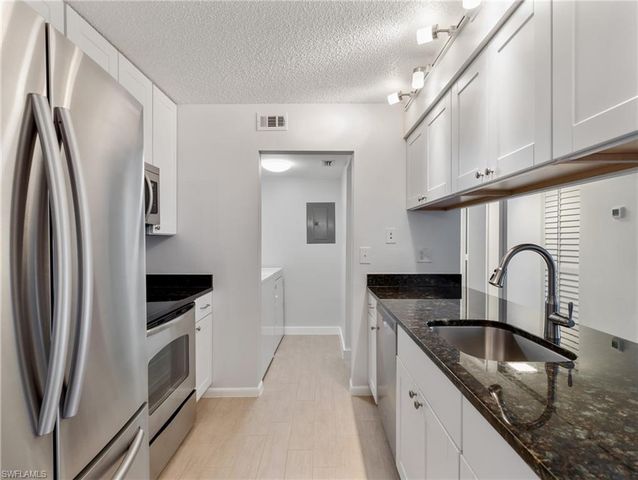 9540 Green Cypress LN 10-B2, Fort Myers, FL 33905