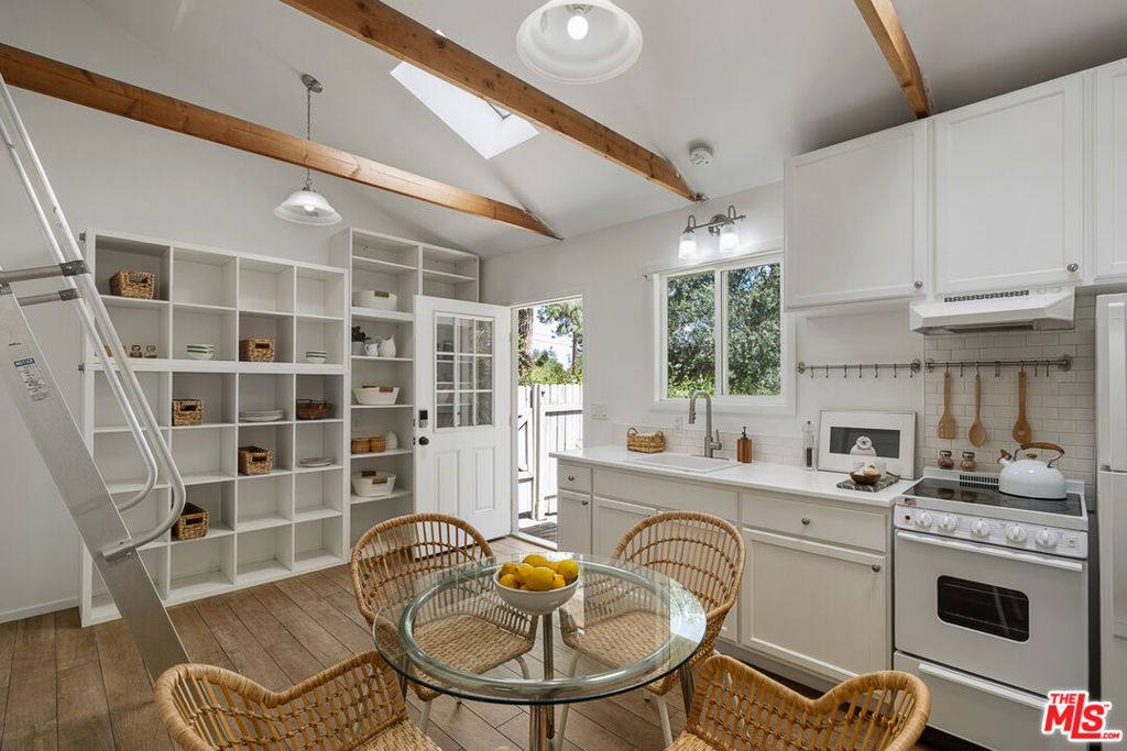 Image 43 of property listing at 1955 Windover Road, Pasadena, CA 91107