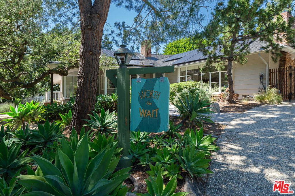 Image 4 of property listing at 1955 Windover Road, Pasadena, CA 91107