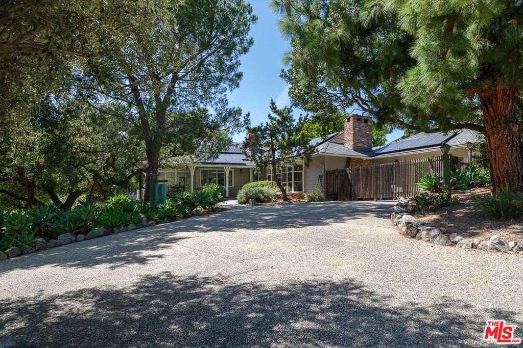 Image 5 of property listing at 1955 Windover Road, Pasadena, CA 91107