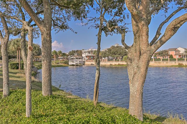 6 Compass Circle, Galveston, TX 77554