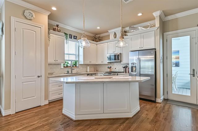 6 Compass Circle, Galveston, TX 77554