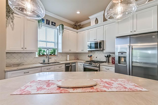 6 Compass Circle, Galveston, TX 77554