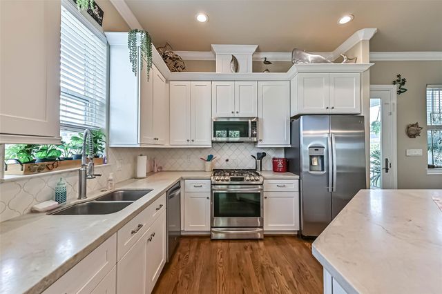 6 Compass Circle, Galveston, TX 77554