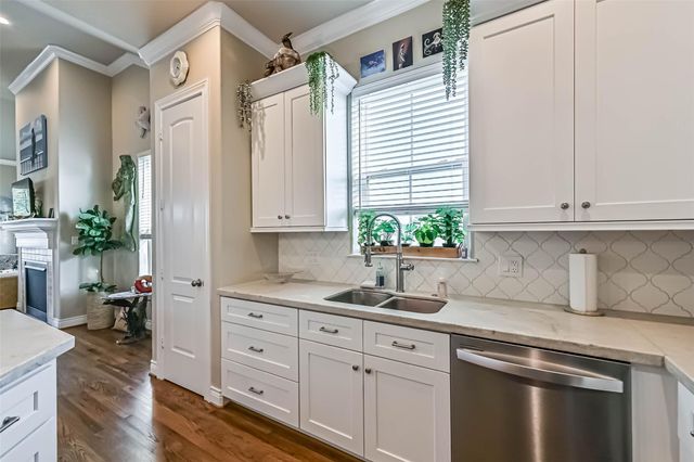 6 Compass Circle, Galveston, TX 77554