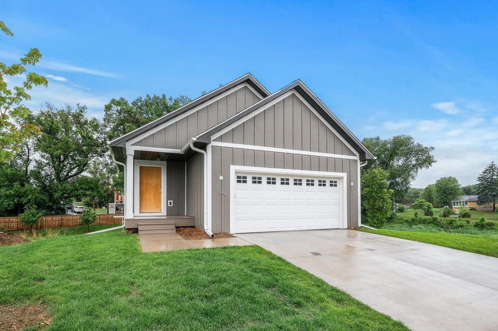 230 Mccarrons Place W, Roseville, MN 55113