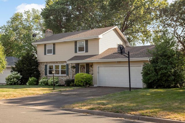 8473 Meadow Lake Road N, New Hope, MN 55428