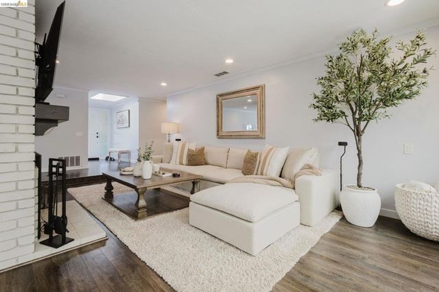 220 Yosemite Dr, Livermore, CA 94551
