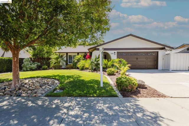 220 Yosemite Dr, Livermore, CA 94551