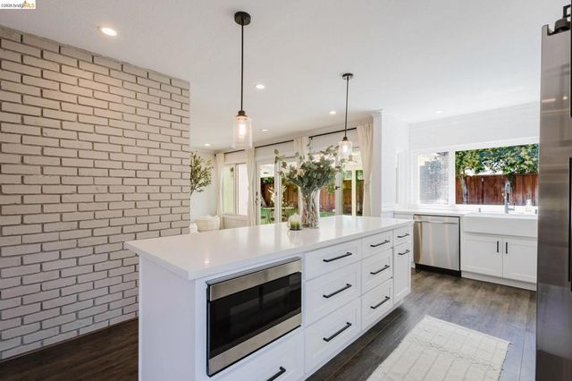 220 Yosemite Dr, Livermore, CA 94551
