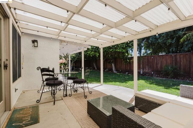 220 Yosemite Dr, Livermore, CA 94551