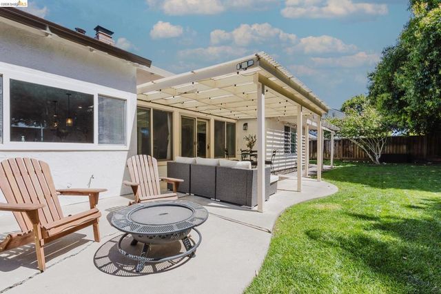 220 Yosemite Dr, Livermore, CA 94551