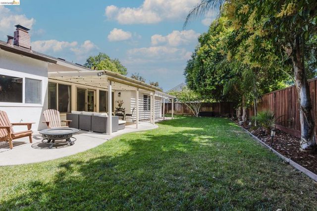 220 Yosemite Dr, Livermore, CA 94551