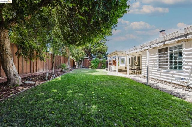220 Yosemite Dr, Livermore, CA 94551