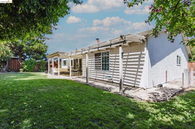 220 Yosemite Dr, Livermore, CA 94551