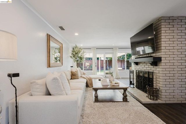 220 Yosemite Dr, Livermore, CA 94551